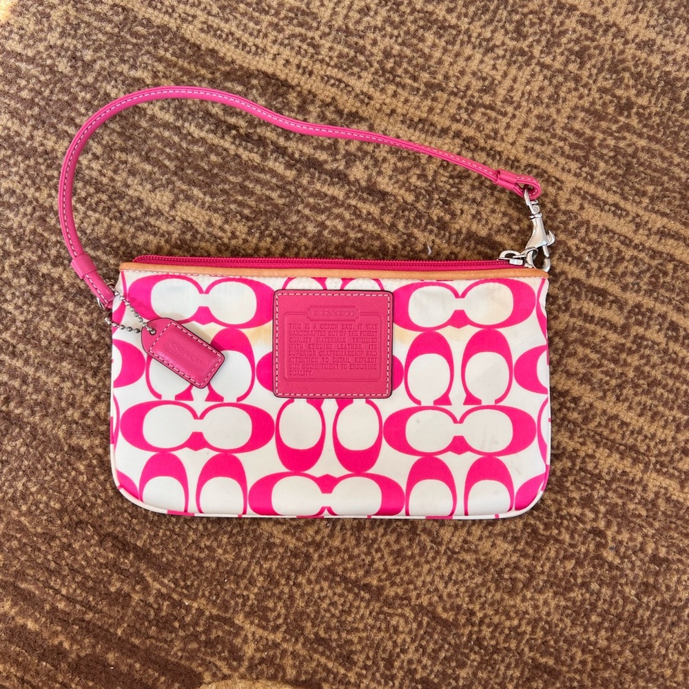 VINTAGE Coach leather wristlet in Pink
